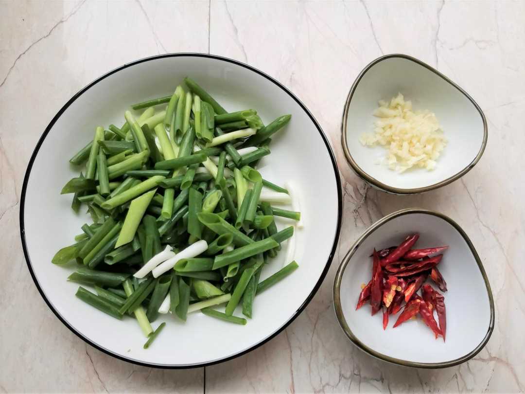 Prepare spring onions, garlic and dried chili peppers.