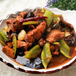 Braised Chicken with Mushrooms and Green Peppers