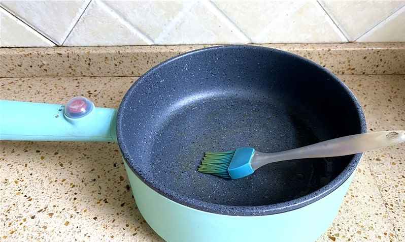 Brush a little vegetable oil into the pot and heat it.