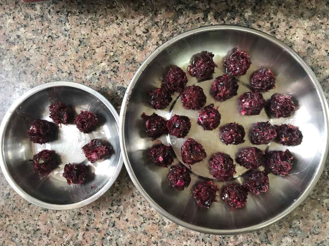 Divide rose jam into 30 small balls of ten grams