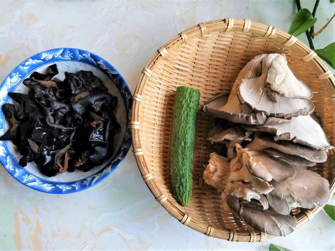 Ingredients Mushrooms, black fungus and cucumber stir-fry with pork