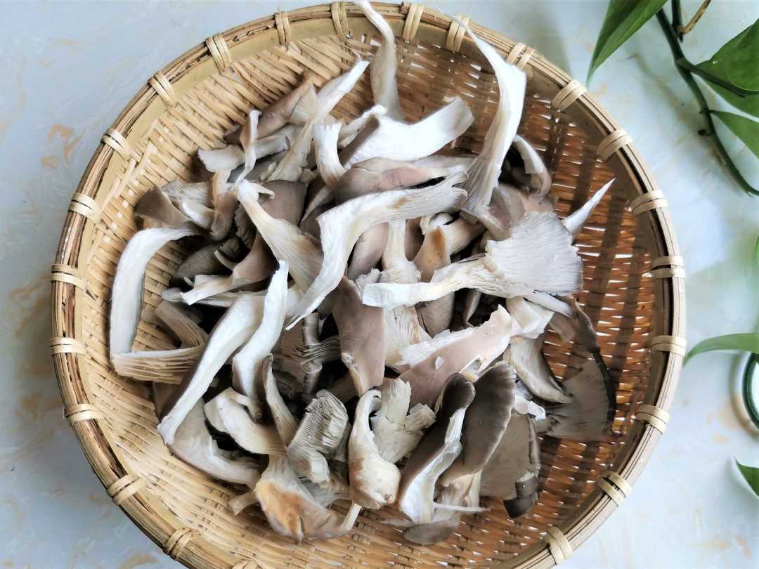 Cut off the roots of the mushrooms and tear them by hand
