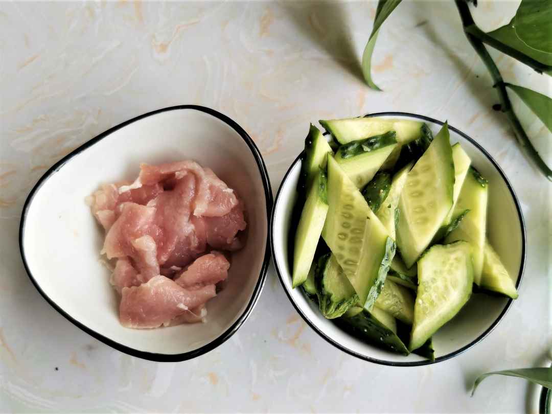 Cut pork and cucumber into slices