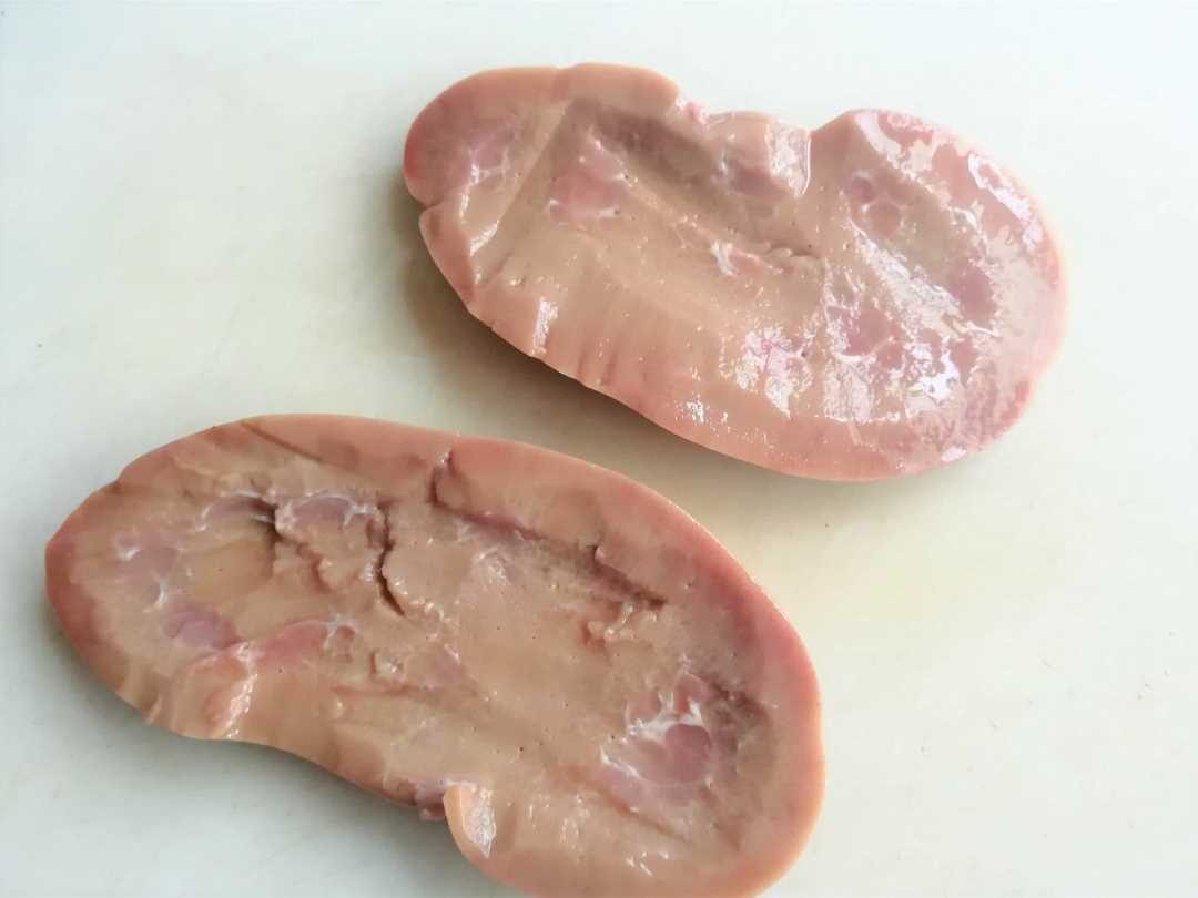 pig's kidney. The white fascia has a fishy smell and must be removed first