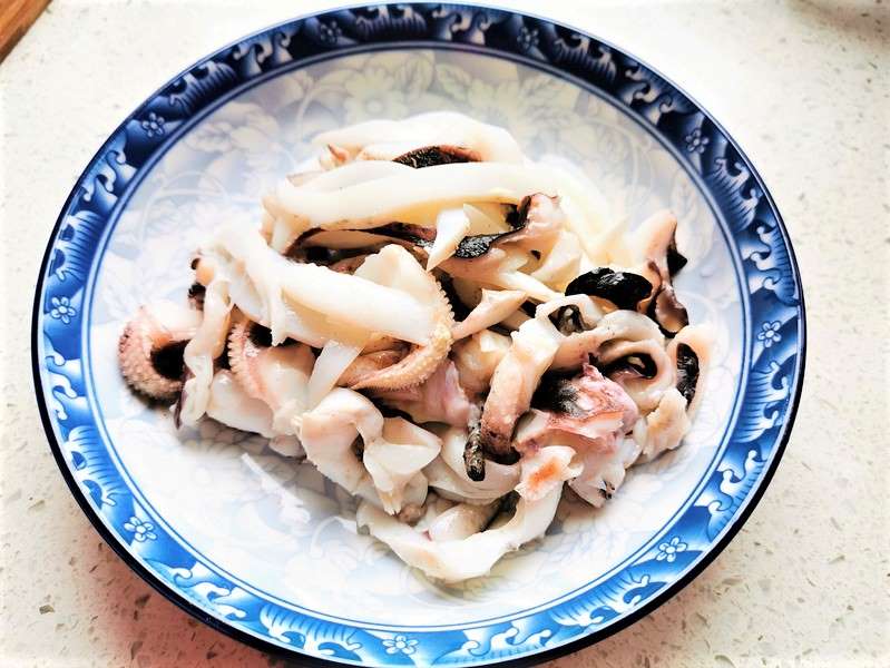 3. Cut the squid into thicker shreds.