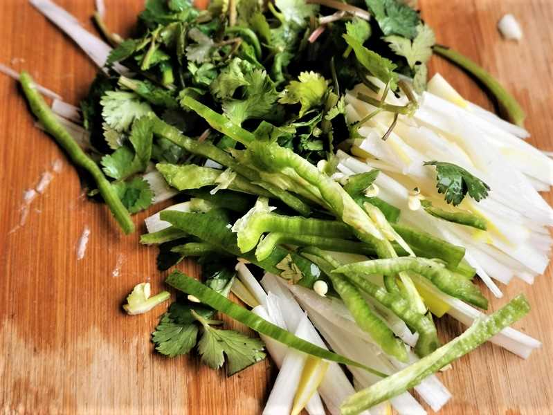 Cut green pepper and leek into shreds and chop coriander