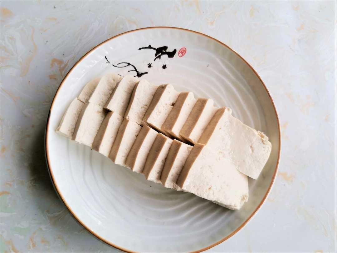 Cut the tofu into 1 cm thick pieces