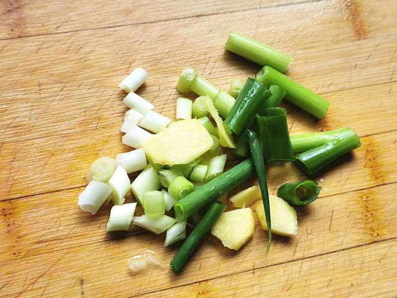 Cut green onion and ginger