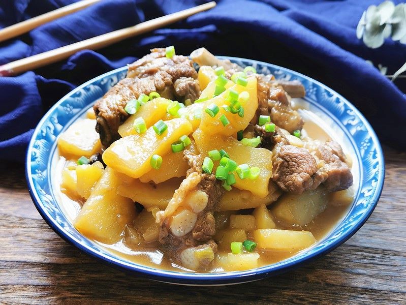 Stewed pork ribs with potatoes Chinese pork ribs recipe 2020