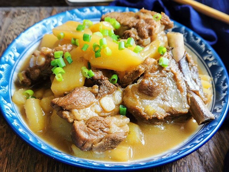 Stewed pork ribs with potatoes Chinese pork ribs recipe 2021