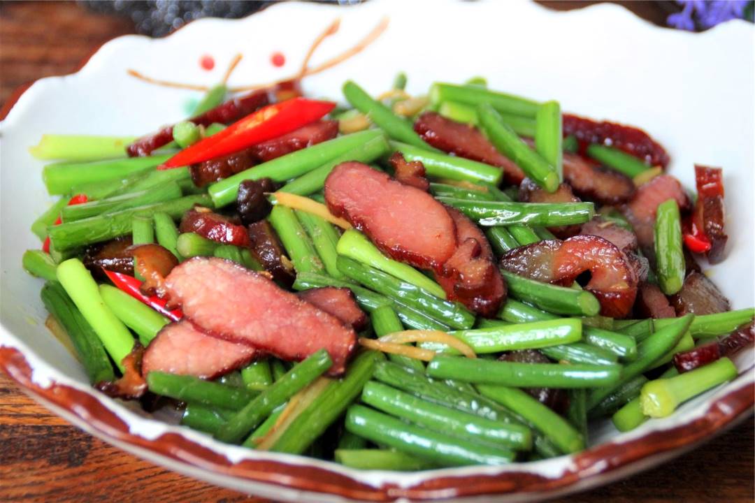 Stir-fried bacon with garlic moss china food recipe 2020