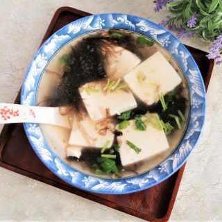 Tofu and Seaweed Shrimp Skin Soup