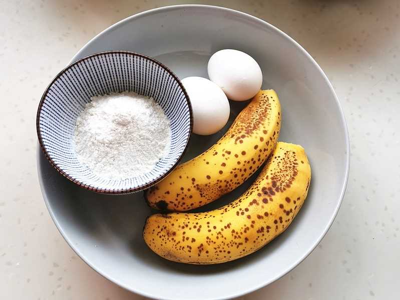 2 bananas, 2 eggs, half a small bowl of flour