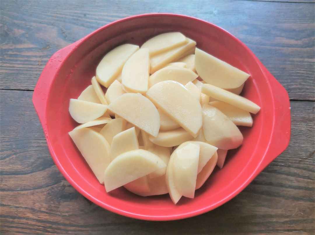 Cut the potatoes into slices