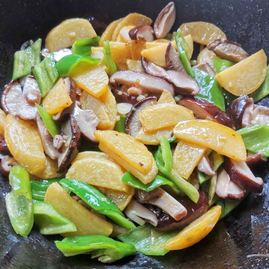 Braised potatoes with mushrooms and green paperers 