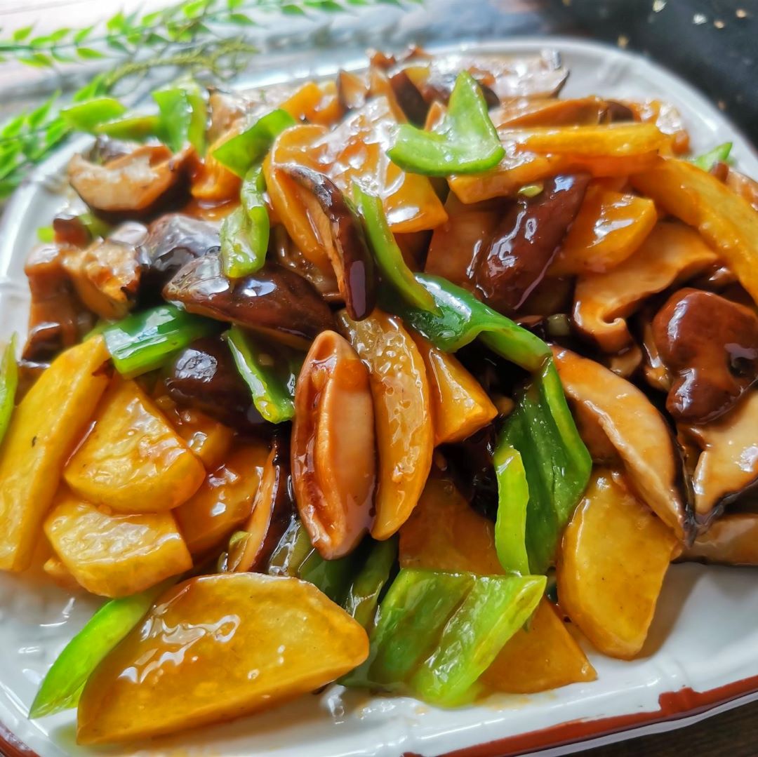 Braised potatoes with mushrooms and green paperers