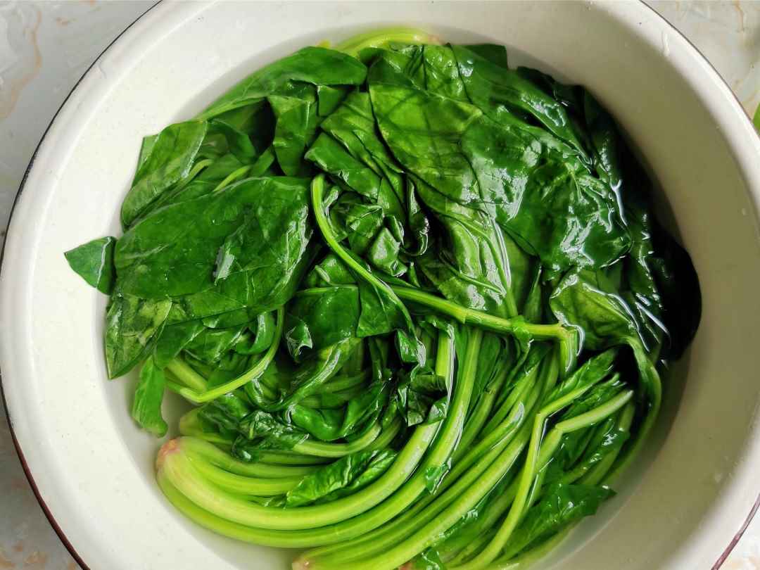 Put the scalded spinach in cold water to cool