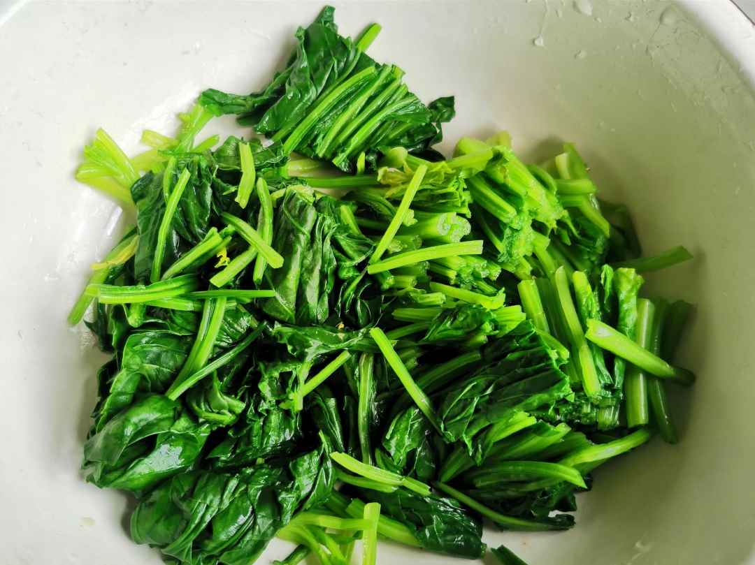 Cut scalded spinach into segments and place in a large bowl