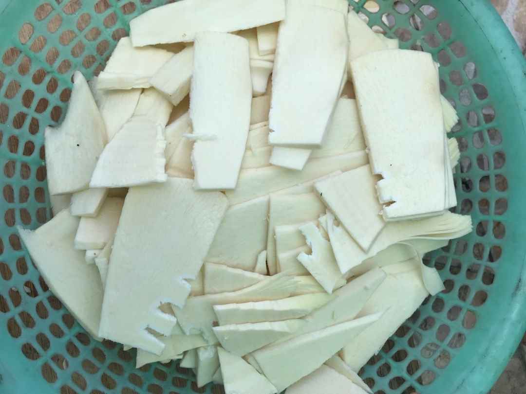 Cut bamboo shoots into thin slices