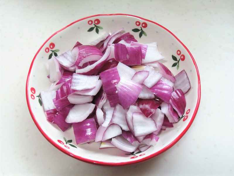 Cut the onion into pieces