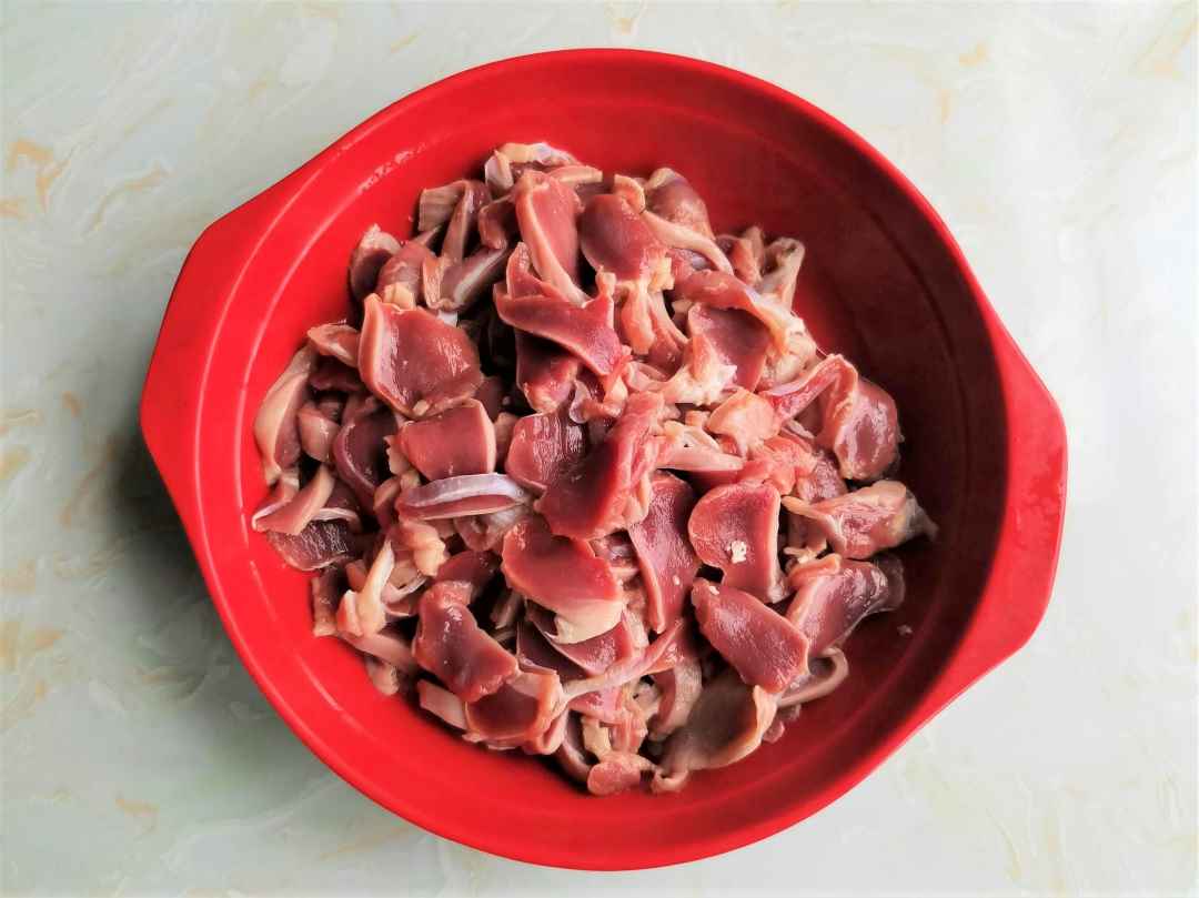 Cut the chicken gizzards into thin slices