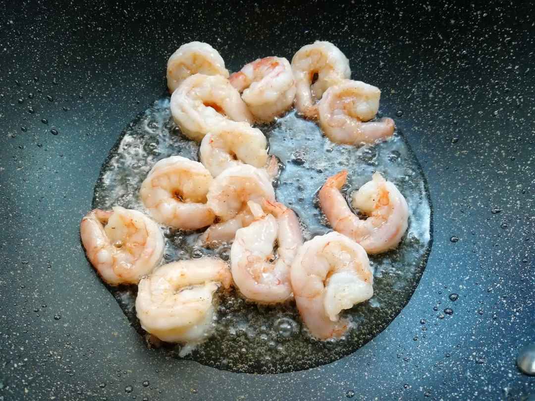 stir-fry shrimps until the color turns red
