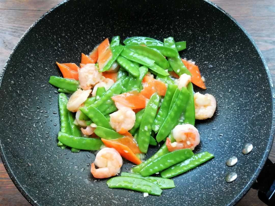 Stir-fry shrimps with snow peas and carrots light and nutritious dish 