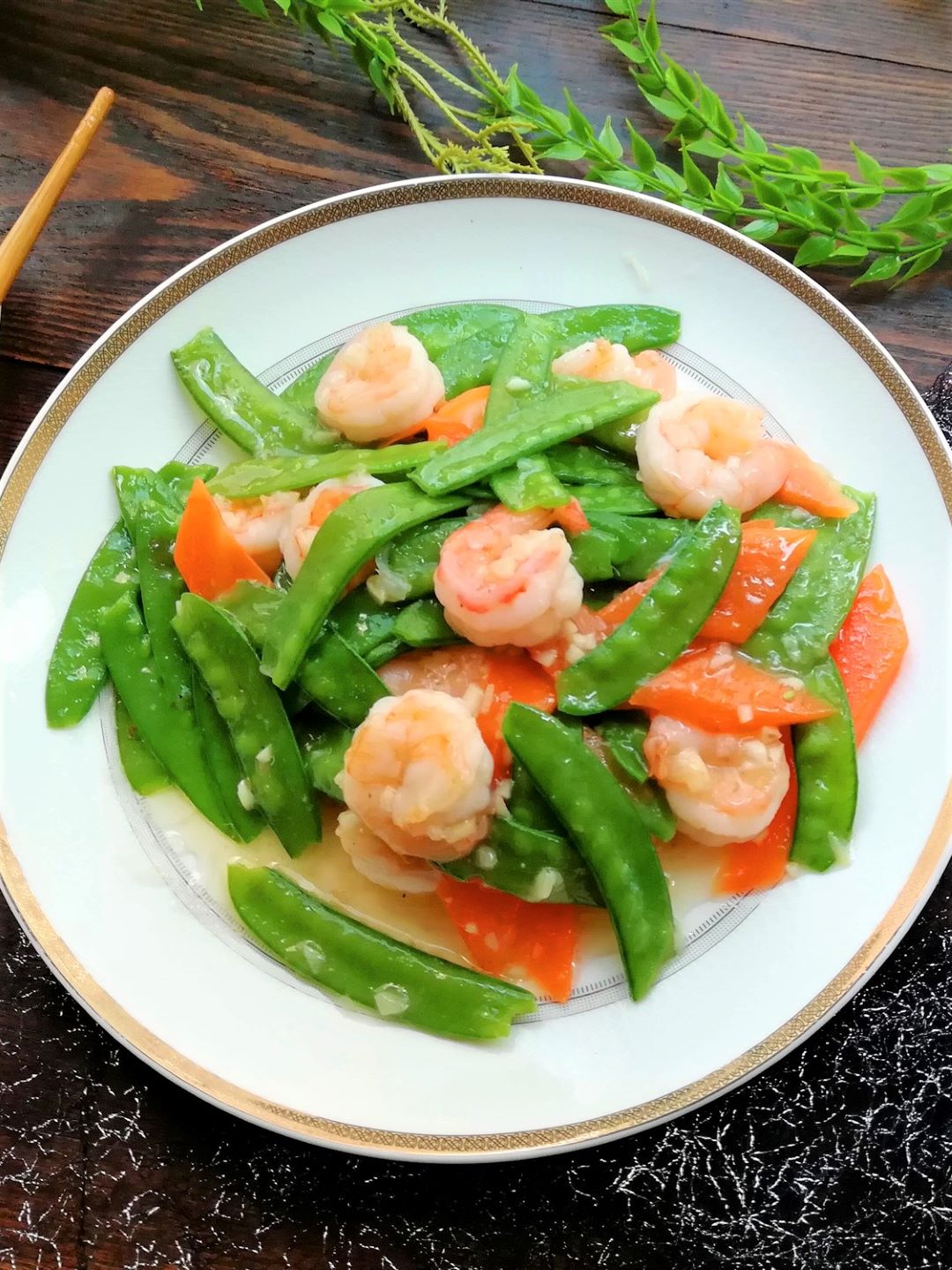 Stir-fry shrimps with snow peas and carrots light and nutritious dish 