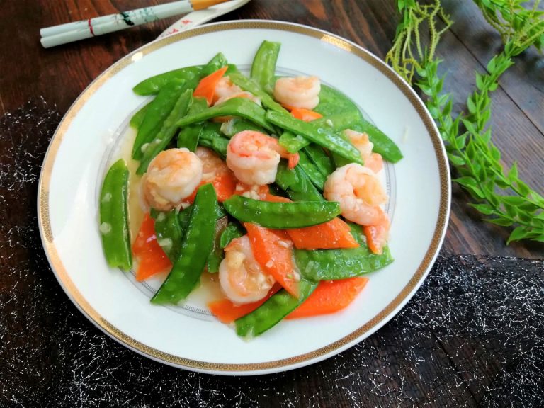Stir-fry shrimps with snow peas and carrots light and nutritious dish