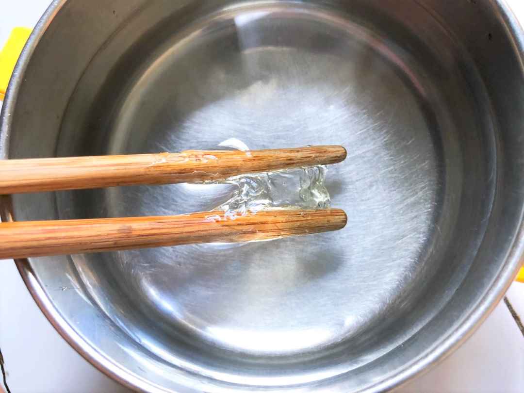 dip the syrup with chopsticks, put it in cold water, the syrup will solidify quickly.