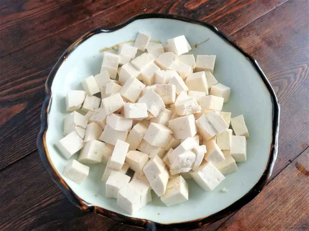 Cut the tofu into small cubes