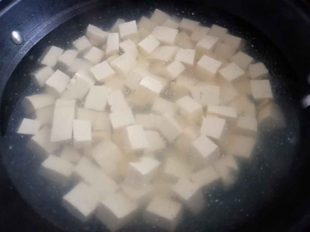 Blanching tofu can remove the smell of beans