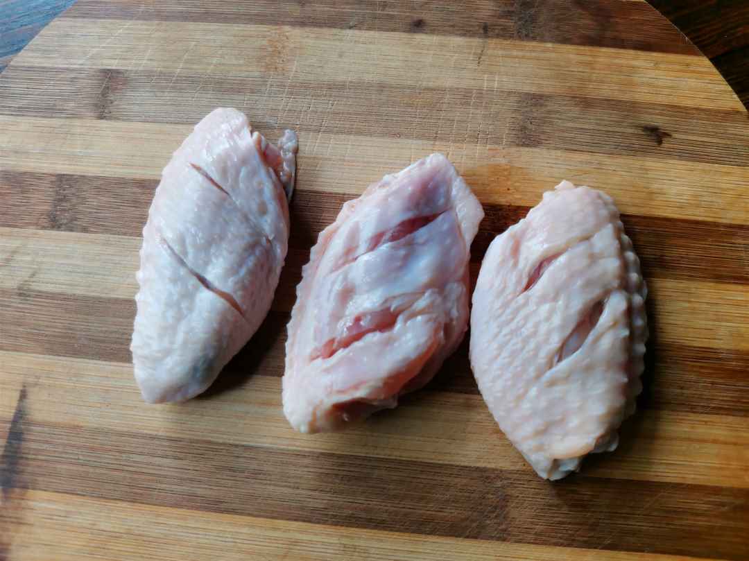 Use a knife to cut two knives on both sides of the chicken wings