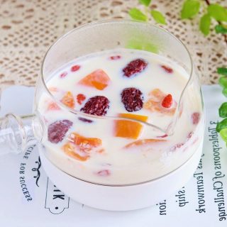 Stewed milk with papaya and red dates winter warmer drink recipe