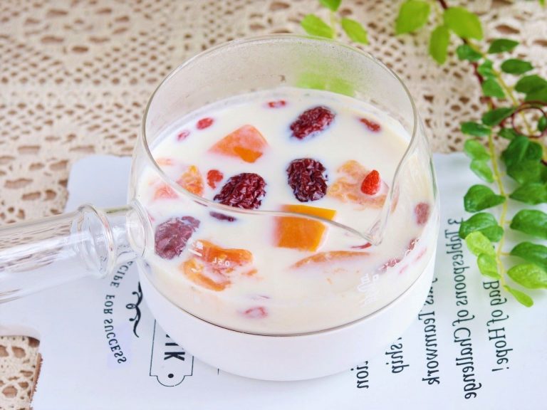 Stewed milk with papaya and red dates winter warmer drink recipe
