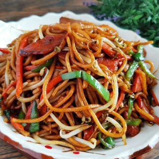 Stir-fried ham noodles with bean sprouts Chinese noodles recipes