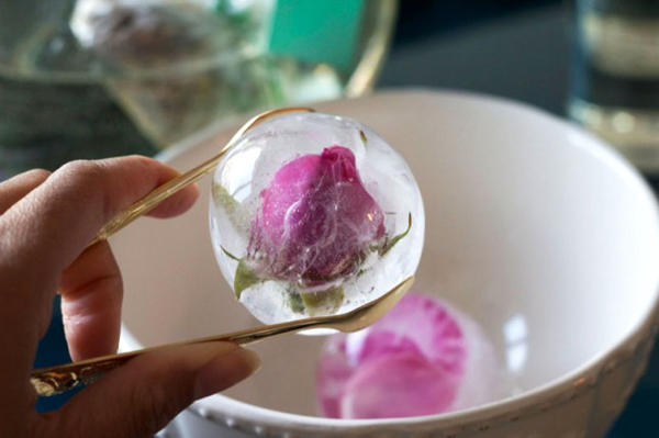 Homemade rose ice crystal ice is a summer feast for taste and sight!